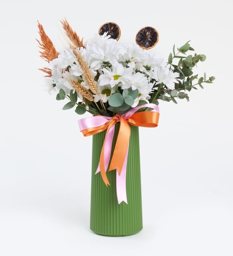 Çift Renk Kurdeleli Yeşil Polimer Vazoda Beyaz Papatyalar