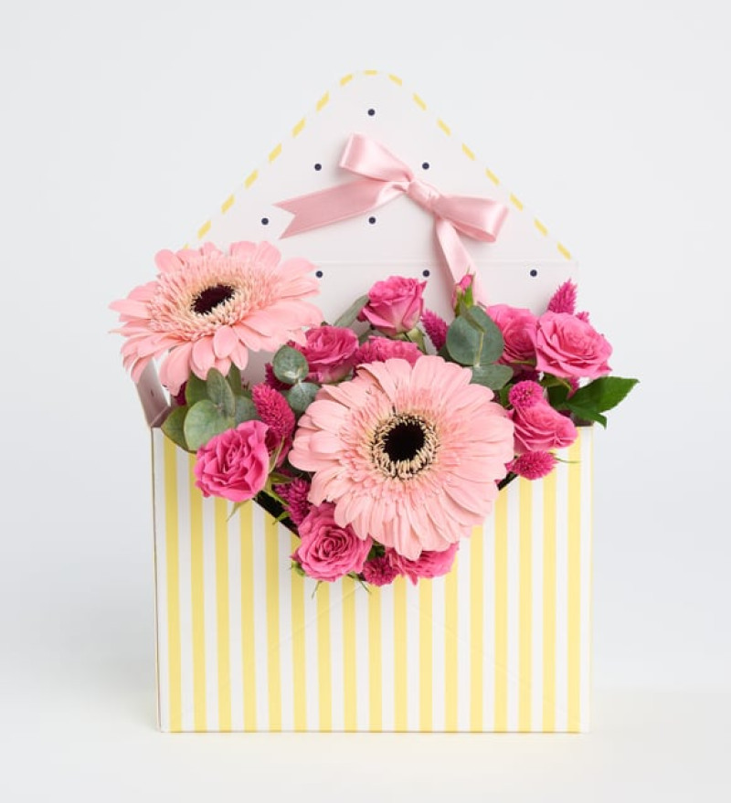 Sarı Çizgili Zarfta Pembe Gerberalar ve Güller