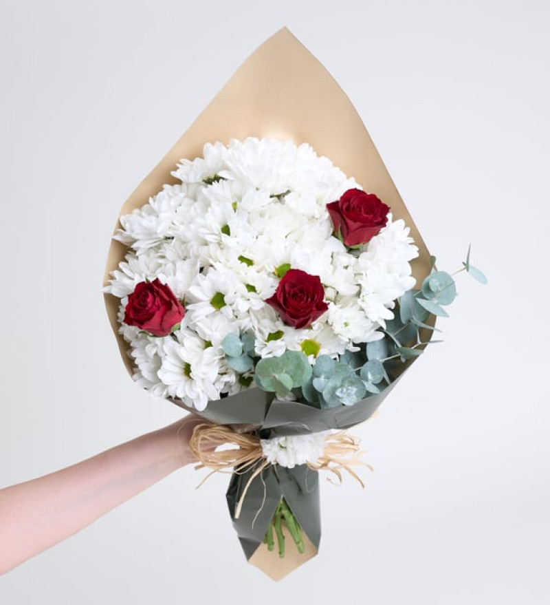 Yeşil Kahve Bukette Kırmızı Güller ve Papatyalar