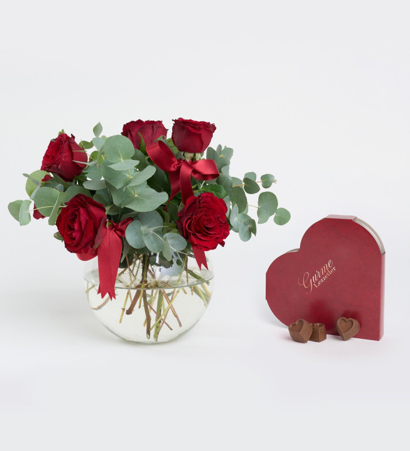 Akvaryumda Kırmızı Güller ve Kalpli Çikolata Kutusu 125g